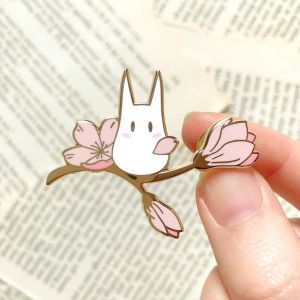 Belles Branches d'arbre Sakura chat broche en émail dur Kawaii dessin animé fleurs Badge Anime