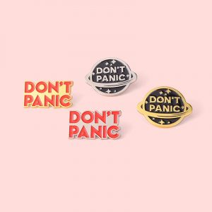 Broche en émail Globe spatial personnalisé, broches planète ne panique pas pour femmes, sac de