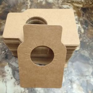 Étiquettes de bouteilles de vin vierges à côtés touristes, casiers à vin, cave, convient à tous les