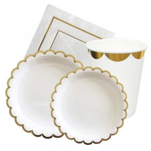 Ligne dor&eacute;e vaisselle jetable serviettes en papier tasses couteaux fourchettes cuill&egrave;res nappe