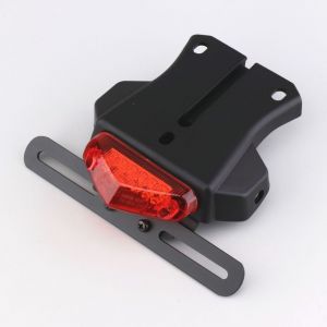 Bavette support de plaque universelle courte avec feu rouge à leds triangle Replay (homologuée CE)