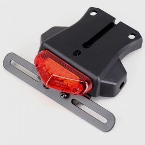 Bavette support de plaque universelle courte avec feu rouge à leds triangle Tun'R (homologuée CE)