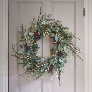 Lot de Couronne Pr&eacute;-&eacute;clair&eacute;e de 45 cm en Eucalyptus, avec Bougies de l'Avent TruGlow&reg; et Porte-Bougie