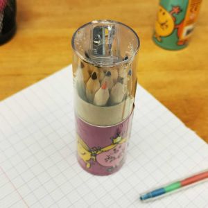 Monsieur Madame - 12 mini crayons de couleur et taille crayon - Madame