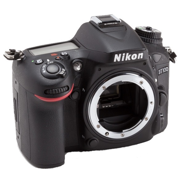 Nikon D7100 (avec objectif 18105mm) Comparer avec